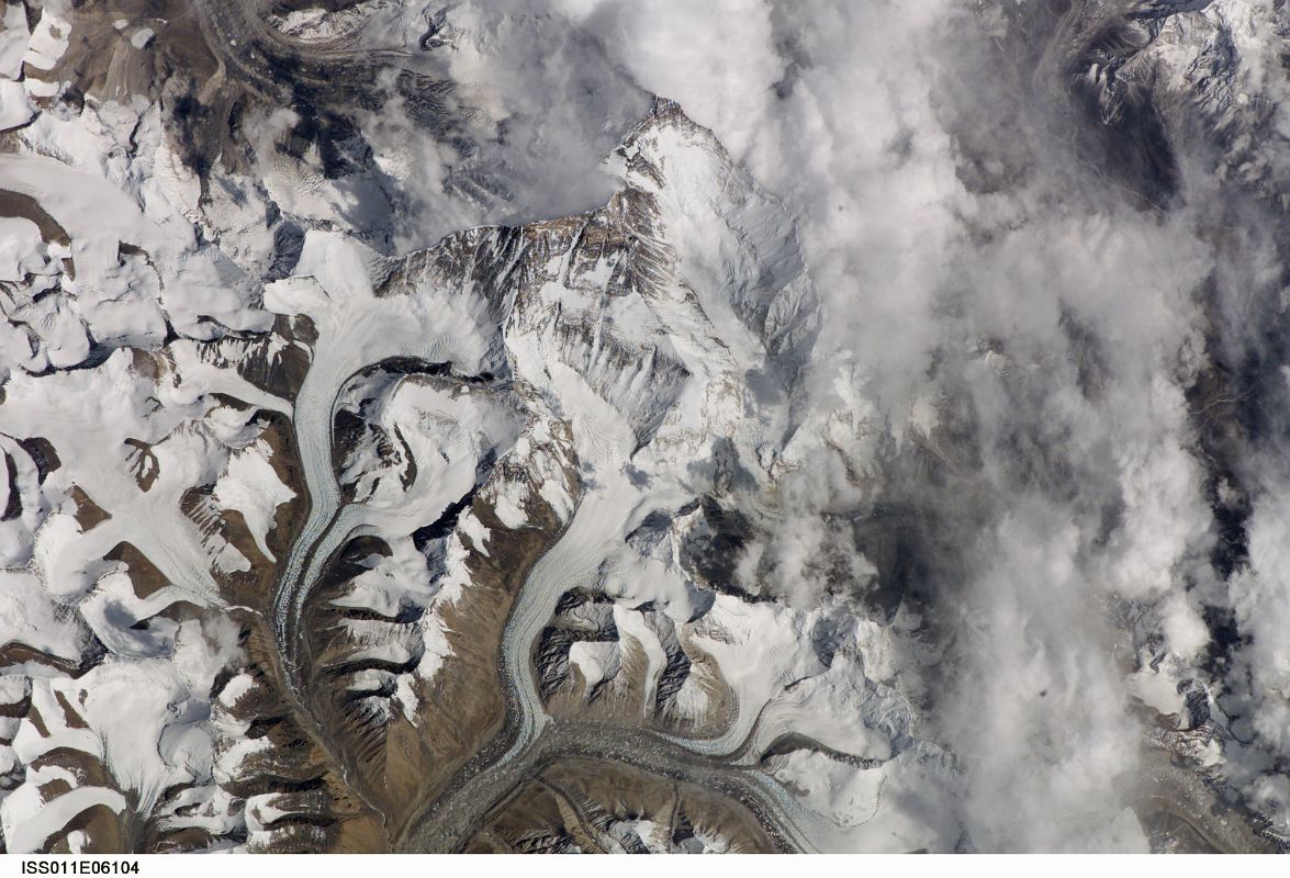 07 Nasa ISS011-E-6104 Everest North Face, Lhotse, Nuptse From North